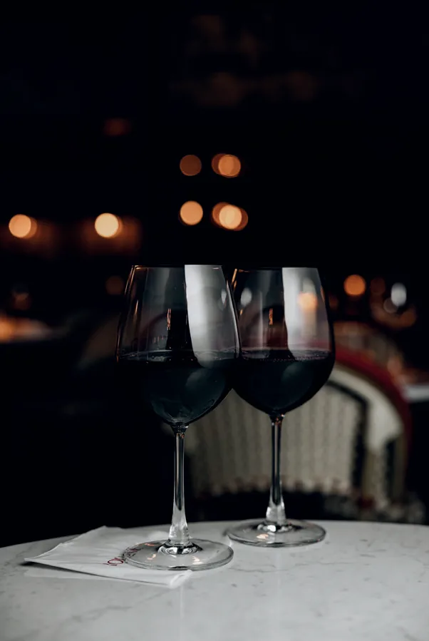 Un brindis con vino en The Rouge