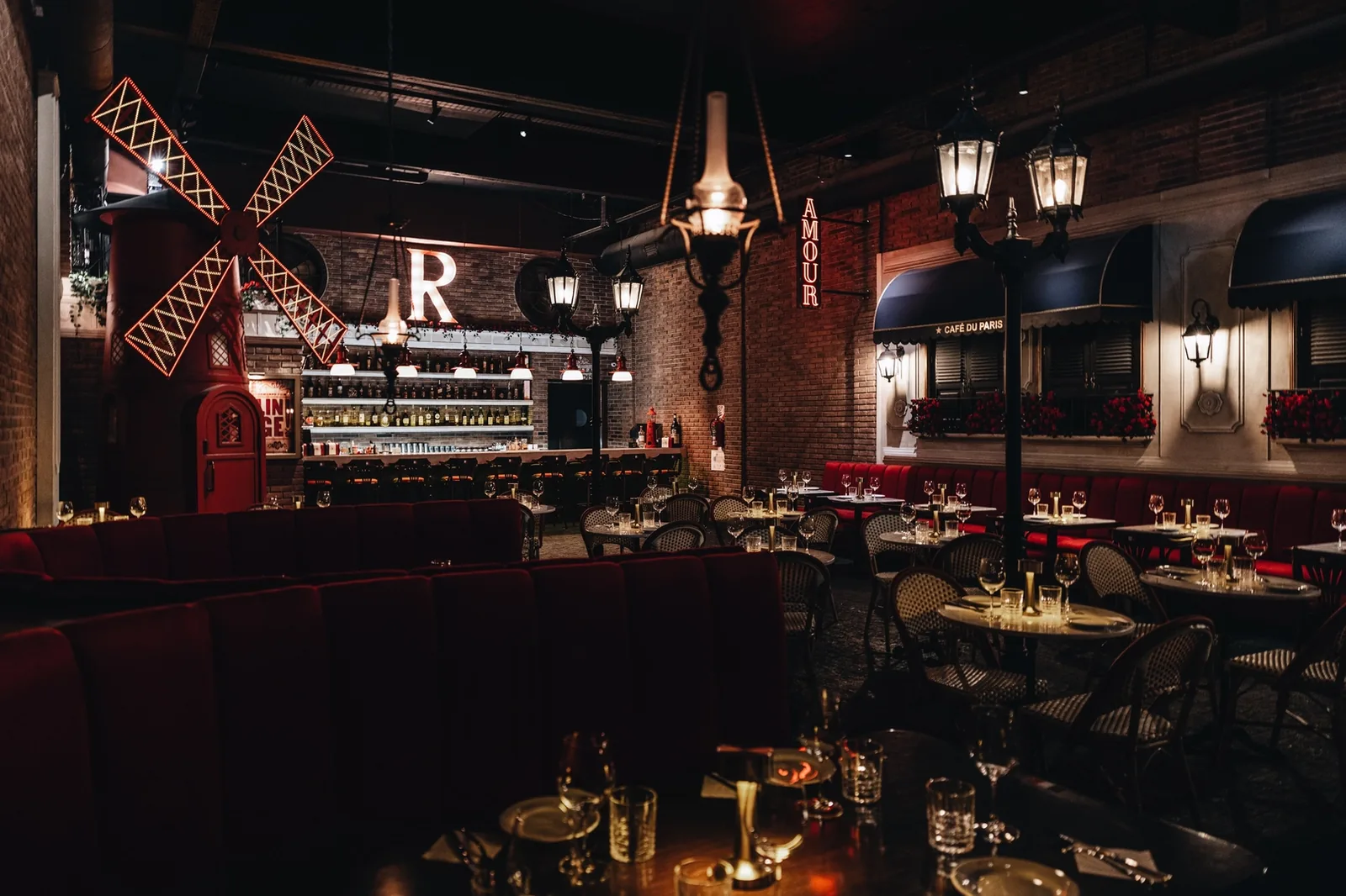El salón de The Rouge, con el molino y la R encendida