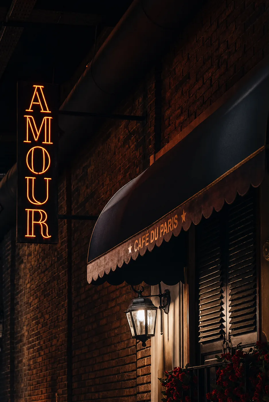 El cartel Amour, a la entrada del salón