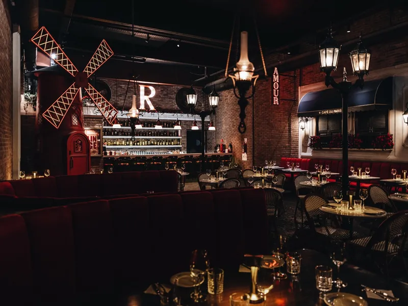 El salón de The Rouge, con su molino rojo