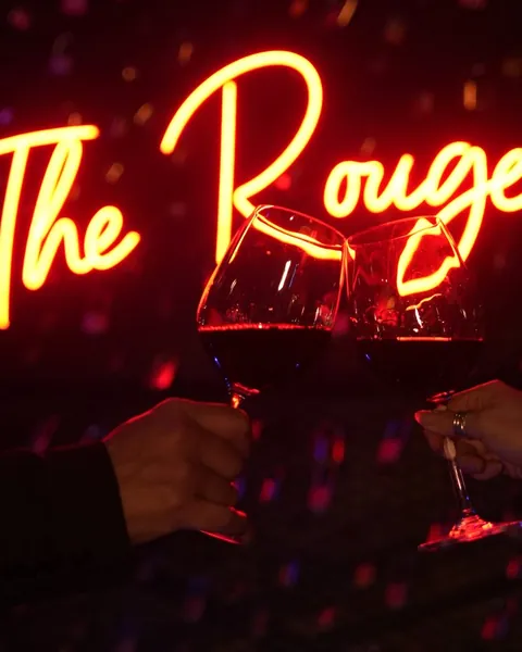 Un brindis bajo el neón de The Rouge