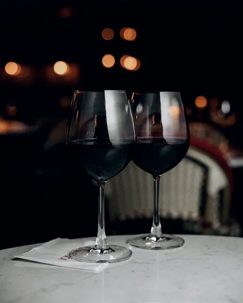 Dos copas de vino en una mesa de The Rouge